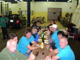 apr&egrave;s l'effort, le r&eacute;confort... l'&eacute;quipe du Club pendant le repas 