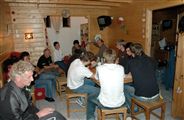 dans le chalet le soir