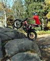Brian nous fait des super jump sur ces rochers de la Bresse
