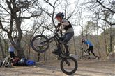 ... qui apprennent &agrave; ma&icirc;triser les roues arri&egrave;res