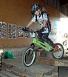 J&eacute;r&eacute;mie s'applique &agrave; monter la roue arri&egrave;re et tourner en m&ecirc;me temps