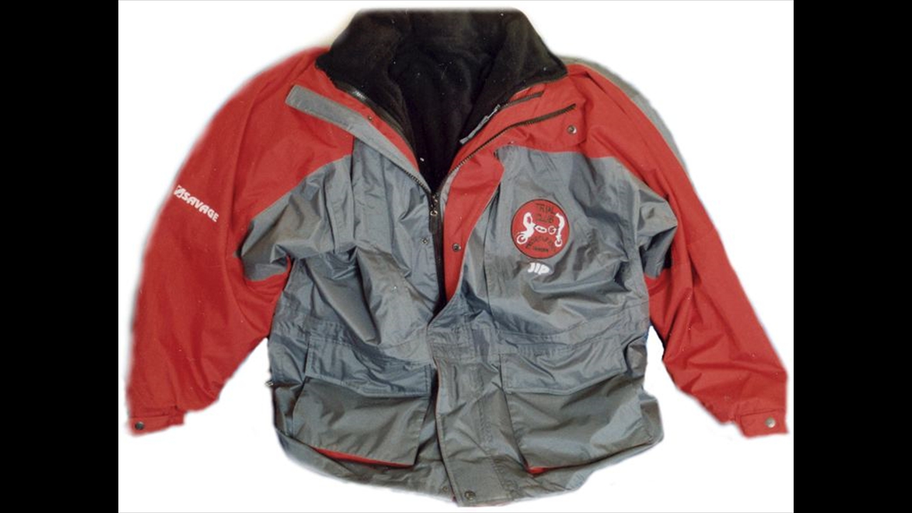 2002_Vestes-rouge&grise
