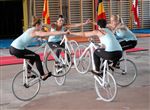 un ballet impressionnant de 4 jeunes femmes &agrave; v&eacute;lo 