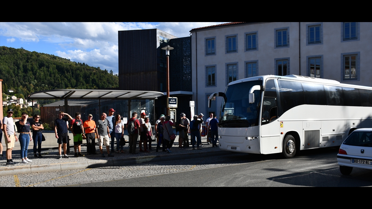 DSC_6074_Thiers_attente-car